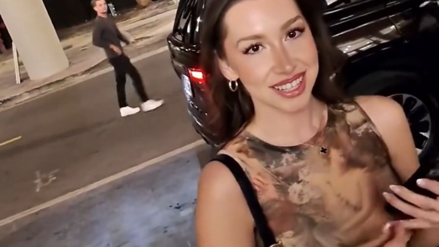 捷克街头搭讪-绿色长发的美腿OL装调酒师